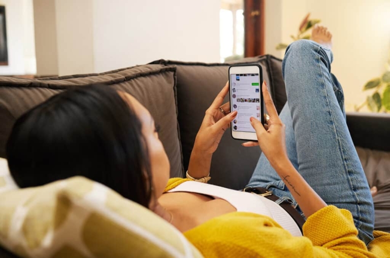 Her iki kişiden biri telefonla fazla zaman geçirdiğini düşünüyor